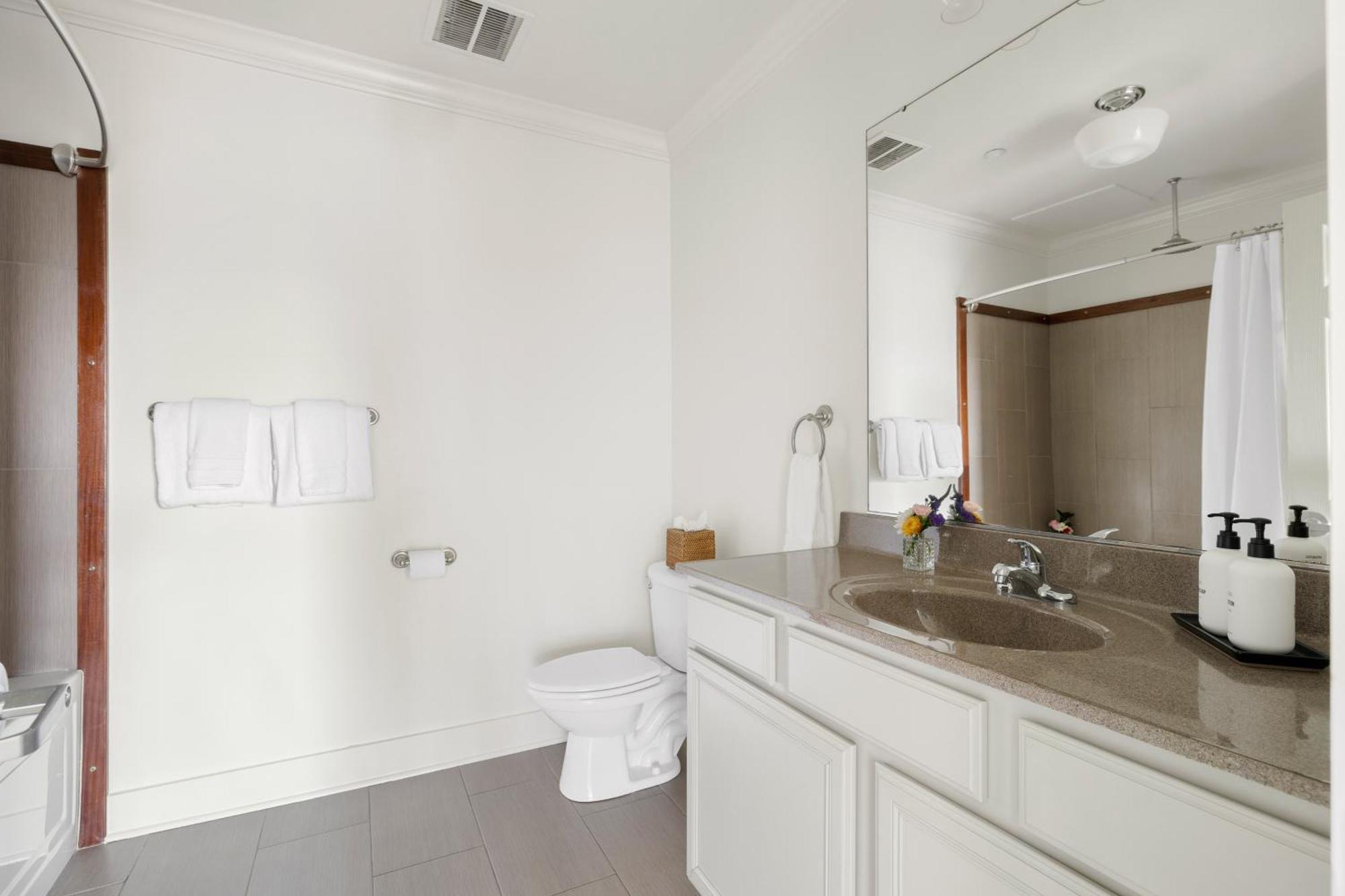 פולי ביץ' Regatta Inn - Adults Only מראה חיצוני תמונה